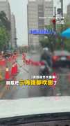 【颱風天超人】三角錐被吹倒堵塞車道　熱心男下車排除路障！