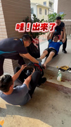 【忘穿襪的代價】消防員鞋子卡死　3人幫忙扯才脫下XD