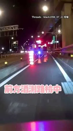 【怎這樣擺？】警察路檢三角錐放車道中央　騎士經超窄路怒