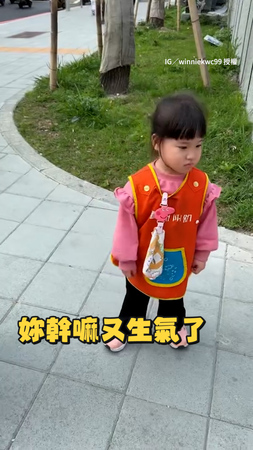 【為什麼不哄我】兄控妹見哥跟女同學說話　秒「醋勁大發」氣到跺腳XD