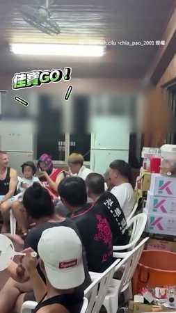 【神回彈？！】男踢球誤K萌娃　她「用頭接招」全場笑爛XD