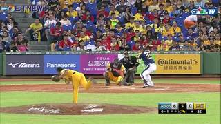 08/05 Lamigo vs 兄弟 五局上，陳俊秀擊出中外野飛球，王柏融.林泓育皆靠著飛球順利推進