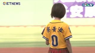 08/06 Lamigo vs 兄弟 賽前，PTT發跡女神豆花妹蔡黃汝，以及PChome吉祥物Boxman擔任開球嘉賓