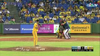 08/06 Lamigo vs 兄弟 五局上，林泓育擊出左外野方向深遠二壘安打