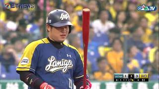 08/06 Lamigo vs 兄弟 三局上，林泓育擊出直擊全壘打牆的二壘安打