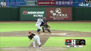 08/08 統一 vs Lamigo 一局下，陽耀勳擊出安打後，趁著捕手的漏球想衝二壘，但遭到夾殺出局