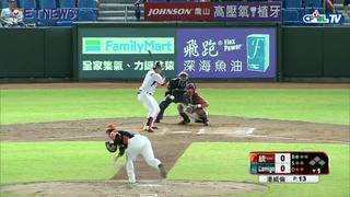 08/08 統一 vs Lamigo 一局下，王柏融擊出二壘安打後，林泓育補上適時一擊，Lamigo先馳得點