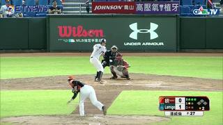 08/08 統一 vs Lamigo 二局下，陽耀勳右外野方向的安打，也打回了隊友