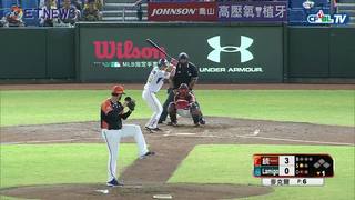 08/10 統一 vs Lamigo 一局下，藍寅倫、王柏融接連的安打後，靠著投手暴投和林泓育的滾地球，桃猿追回兩分