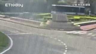 金門千萬「公車界特斯拉」撞毀　灰色轎車闖無號誌路口釀禍