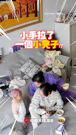 【太懂事的娃】奶奶蹲地上餵飯！他吃到一半突起身拉小凳子過來