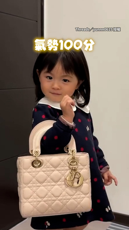 【小小模特】女兒看到包包說想拍照 拿起包架式十足