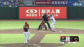 08/10 統一 vs Lamigo 九局下，林泓育擊出生涯第1000支安打，幫助桃猿追回一分