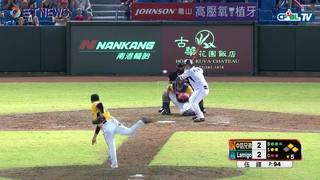 08/15 兄弟 vs Lamigo 五局下，伍鐸面對林泓育投出了觸身球，小胖也立刻退場休息
