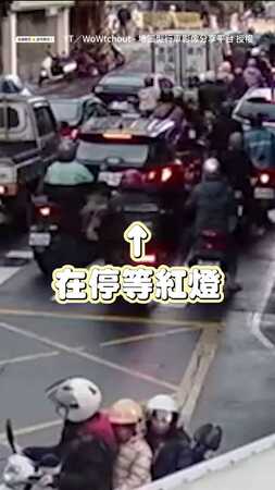 【停紅燈下一秒全撞飛】轎車突然暴衝　機車騎士全傻眼！
