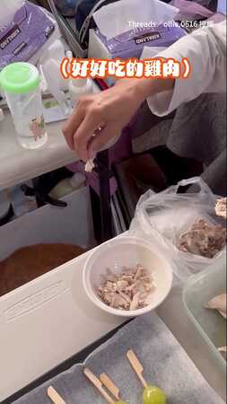 【聲東擊西之術】這隻橘貓智慧犯！眼裡盯著一塊 手裡偷襲一碗XD