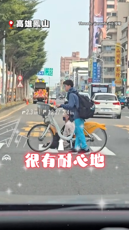 【這社會還是暖暖的】國中弟耐心幫身障者過馬路！網讚爆：必須給嘉獎