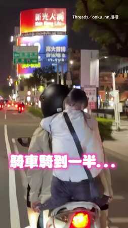 【被盯到發毛】遠看像真人回頭…近看才發現是超逼真抱枕XD