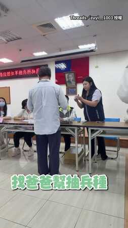 【一抽入魂】爸爸代抽兵種抽中海軍陸戰隊！全場驚呆