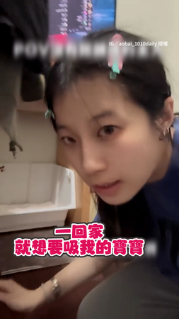 【屢試不爽】奴才想吸貓貓肚子　牠滿臉無奈踹腳拒絕XD