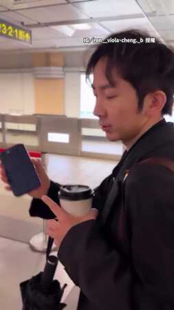 【傻眼】朋友測手機止滑度結果悲劇了　人搭電扶梯下樓手機還在上面