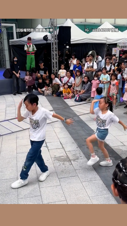 【快出道！】小兄妹挑戰隨機舞蹈　表情動作都超到位！