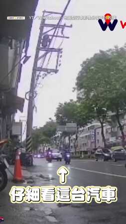 【這一撞太誇張】汽車疑似未注意路況加速前進　當場撞飛兩機車