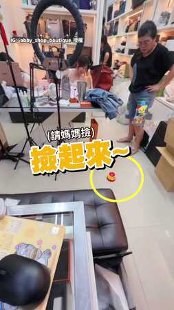 【妳媽撿得很火】女兒請媽撿套娃玩具　她一撿再撿直呼：阿娘喂