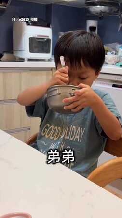 【這弟弟太狠了】爸媽掉水裡要被鯊魚吃先救誰？　4歲弟秒回：把哥哥丟下去
