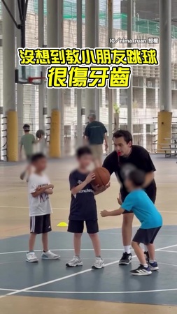 【這場比賽真費老師】老師指導跳球　下秒遭學生雙人合體打臉