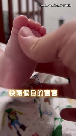【腳腳開關】媽一按寶寶腳丫！他腳趾立刻張開　網：是含羞草嗎？