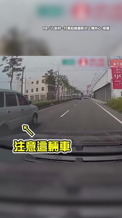 【神預判救命】前車等紅燈它竟加速鬼切！　後車機警踩煞車避車禍