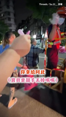 【超暖心戒嘴嘴儀式】寶貝戒奶嘴親手丟垃圾車！清潔人員貼心「雙手接」好可愛