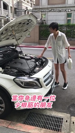 【好心做壞事XD】少根筋朋朋順手關引擎蓋...頂桿瞬被壓歪！