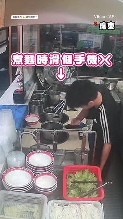 【手機差點變火鍋料XD】掉進熱湯瞬間　男子急忙拿夾子搶救TT
