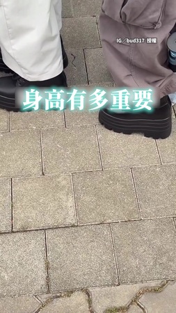 【全場都外掛】開心站演唱會搖滾區！　場外驚一票人「物理增高」