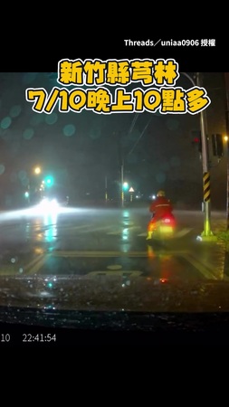 【沒有責罵只有提醒】小黃司機溫柔提醒逆向騎士讓她切回車道