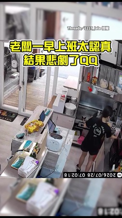 【老闆沒練過】早餐店老闆迎面撞碎玻璃門　網友驚：太猛了吧