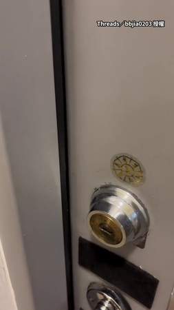 【一天的疲憊都不見了】開門見貓咪迎接！睡眼惺忪超可愛