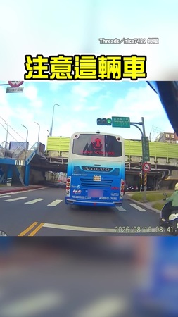 【被開罐頭】沒注意限高？　北市觀光巴士撞管線卡成功橋下