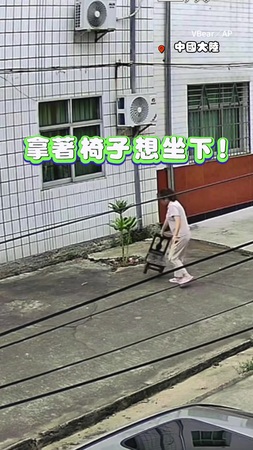 【屁股還沒坐下就被搶】狗狗飛奔霸佔椅子　主人還認命幫牠搧風XD