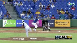 08/27 富邦 vs 兄弟 二局上，李宗賢擊出游擊滾地球，形成一支雙殺打