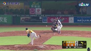 09/01 兄弟 vs 統一 六局下，高志綱擊出三壘滾地球，兄弟抓雙殺未果，讓統一持續有得點圈機會