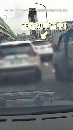 【硬擠下秒出事】才禮讓1台又來一車　緊貼貨車強行匯入迎來神展開