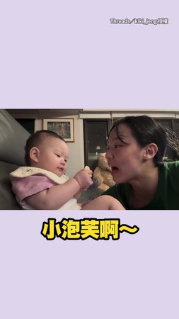 【差別待遇】萌娃貼心餵姑姑吃好料　換爸爸時直接丟地上XD
