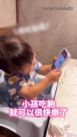 【妹妹的快樂超簡單】吃飽飯隨音樂搖擺　還要爸爸一起嗨！