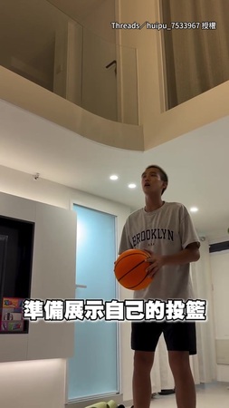 【NBA沒你我不看】弟弟秀投籃突然假投真傳 球直接往姊姊臉上去XD