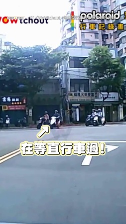 【這紅燈真的不能硬闖】其他車全停下禮讓　機車硬嚕過去當場撞上
