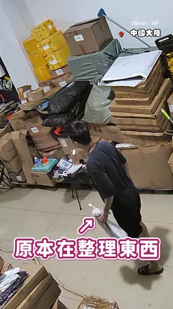 【洪水突然灌進倉庫】男子還在低頭清理　下秒泥水狂湧貨物全漂走！