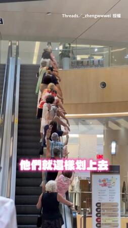 【這是在划龍舟嗎？】外國人搭手扶梯動作超有戲